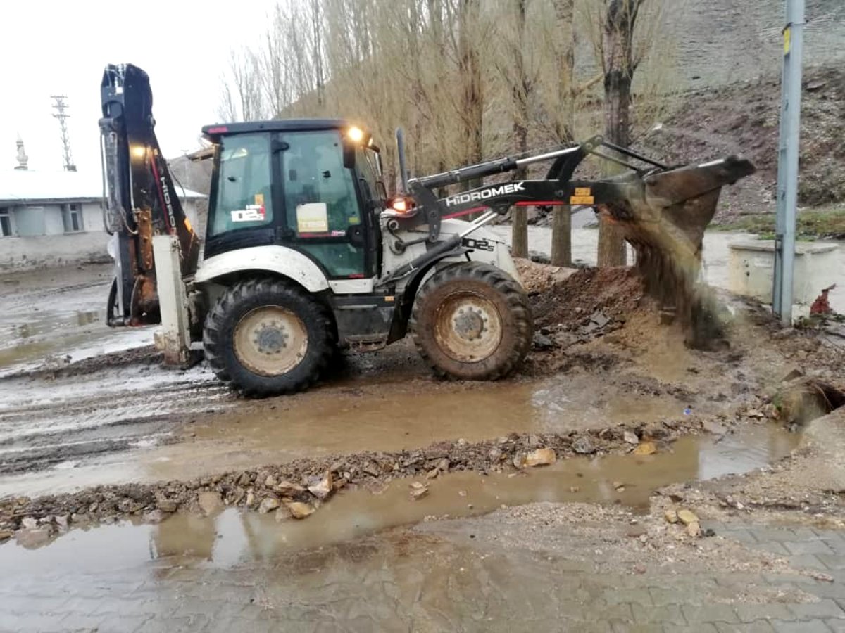 Köprüköy'de yoğun yağış sele neden oldu