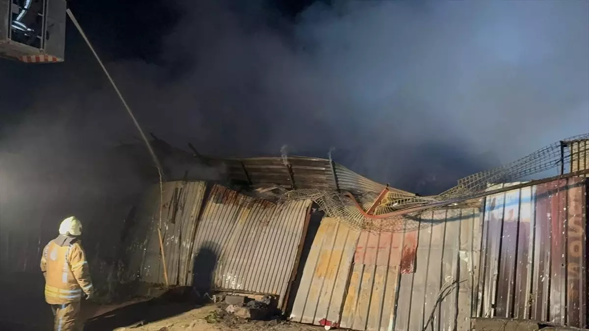Küçükçekmece’de Halı Yıkama Atölyesinde Yangın: Trafo Alev Aldı