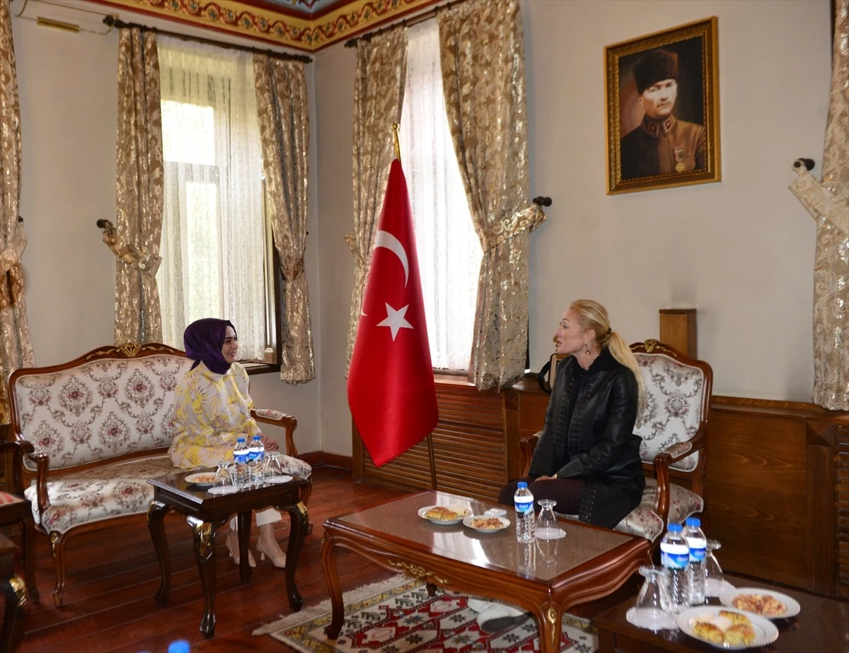 Kültür ve Turizm Bakanı Mehmet Nuri Ersoy'un eşi Ardahan'da tarihi ve turistik mekanları gezdi