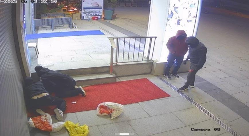 Kuyumcuyu soymaya kalktılar birbirlerine 'kasa yok' diye bağırdılar