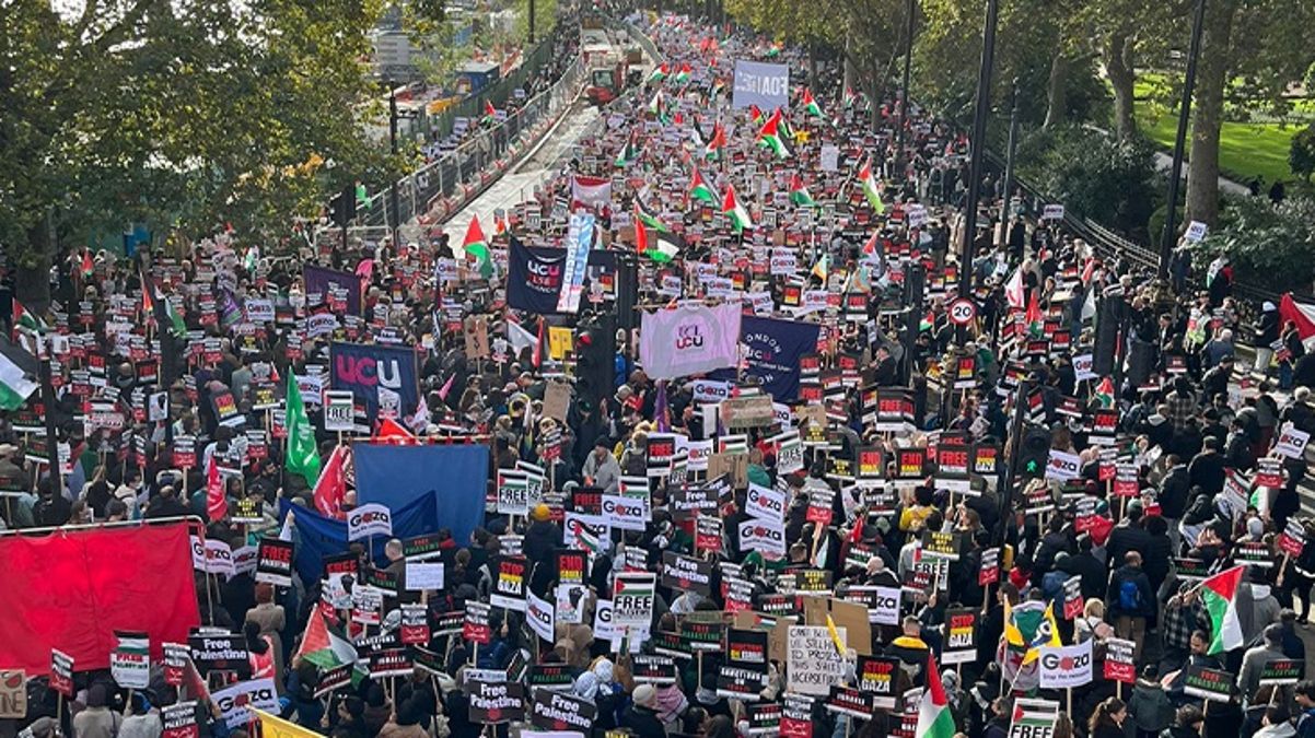 Londra'da on binlerce kişi Filistin'e destek için sokaklara indi