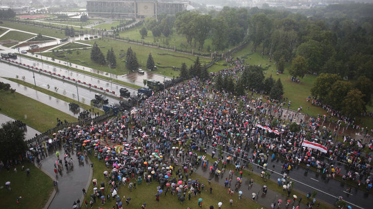 Lukaşenko anayasa değişikliğini tartışmaya açıyor