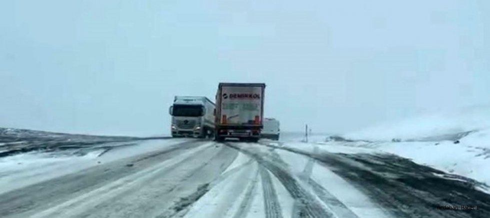 ​2 Bin 550 Rakımda Kış Geri Döndü: Posof Ilgar Dağı Geçidi’nde Tırlar Mahsur Kaldı