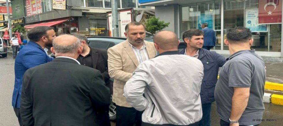 AK Parti Ardahan İl Başkanı Hakan Aydın, Göle ilçesini ziyaret ederek teşkilat üyeleriyle birlikte esnaflarla bir araya geldi.