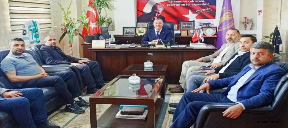 AK Parti Ardahan İl Başkanı Hakan Aydın, il yönetim kurulu üyeleriyle birlikte Esnaf ve Sanatkarlar Odası Birliği Başkanlığını ziyaret etti