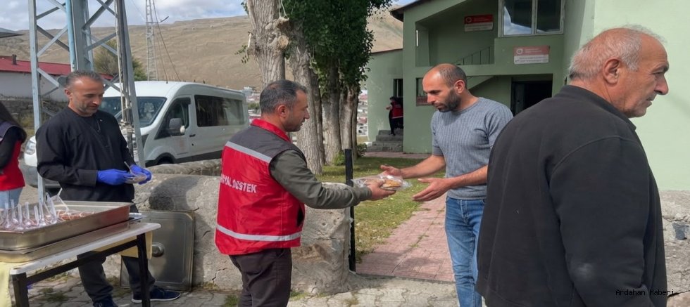 Ardahan Aile ve Sosyal Hizmetler Müdürlüğü Ekibinden Bağdeşen Köyü’nde Vatandaşlara Helva İkramı
