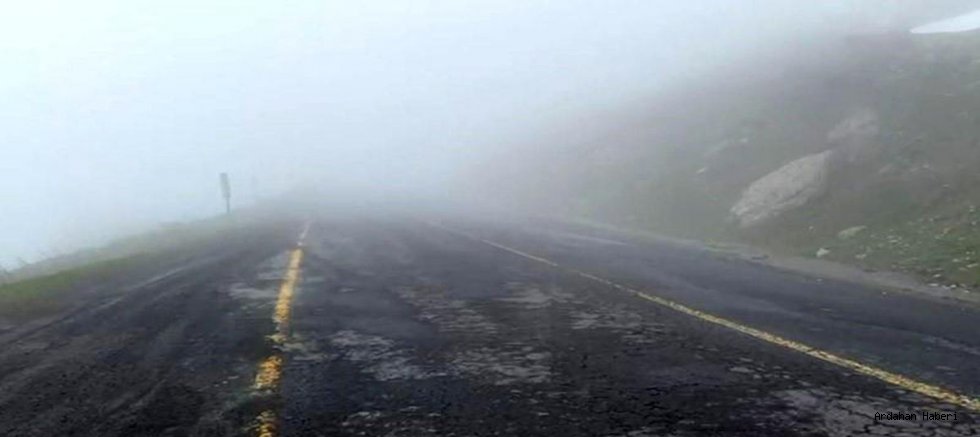 Ardahan - Artvin Bağlantı Yolunda Göz Gözü Görmüyor: Sahara Geçidi'nde Görüş Mesafesi 20 Metreye Düştü!