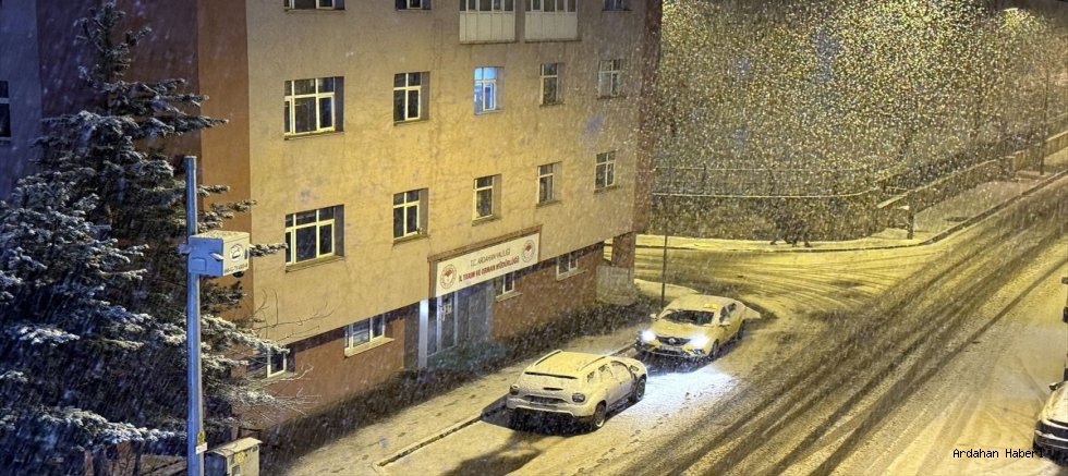 Ardahan'da Bahar Sürprizi: Sağanak Yağış Yerini Kar Yağışına Bıraktı