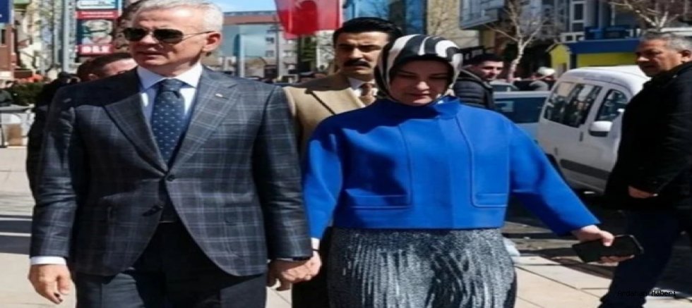 Ardahan’da Bayram Sevinci Sokaklara Taştı: Vali Çiçekli ve Eşi Halkla Kucaklaştı