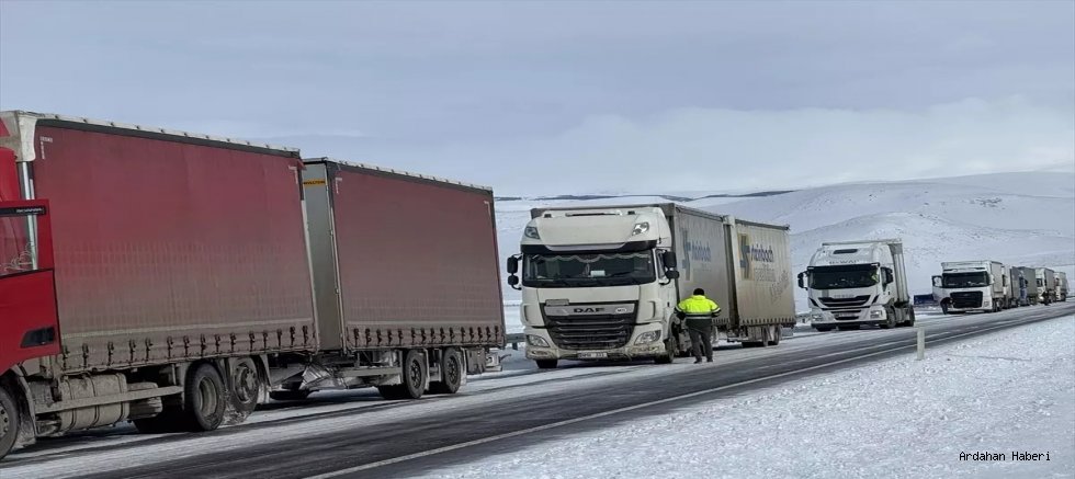 Ardahan’da buzlanma ulaşımı felç etti: Mahsur kalan 16 tır kurtarıldı