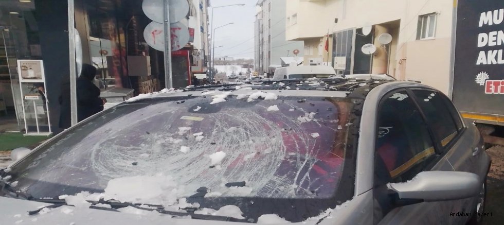Ardahan’da Çatıdan Düşen Kar Kütlesi Seyir Halindeki Araca İsabet Etti