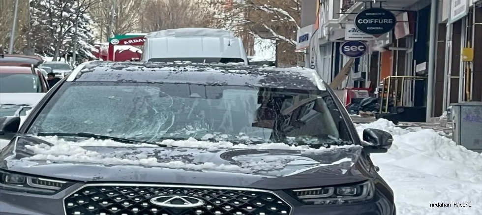 Ardahan’da Çatıdan Düşen Kar ve Buz Kütlesi Otomobile Zarar Verdi