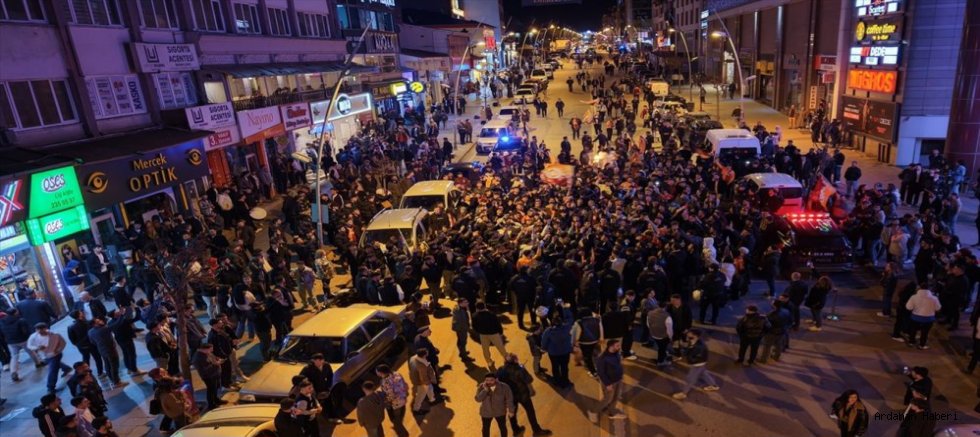 Ardahan’da Derbi Coşkusu: Sokaklar Sarı-Kırmızıya Boyandı!