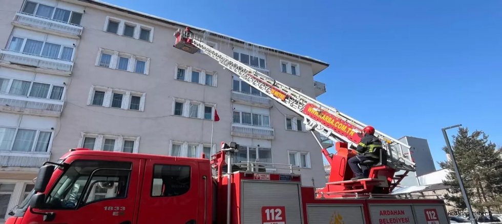 Ardahan’da Dev Buz Sarkıtları Temizleniyor