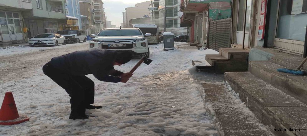 Ardahan’da dondurucu soğuk: Esnaf buzla mücadele ediyor