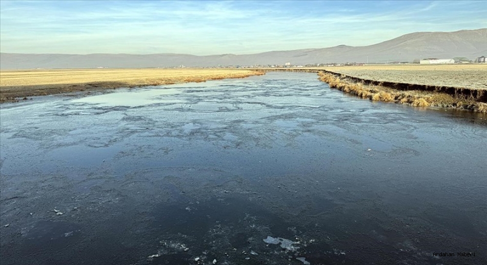 Ardahan’da Dondurucu Soğuk: Kura Nehri Donmaya Başladı