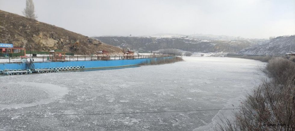Ardahan’da Dondurucu Soğuklar Etkisini Artırdı: Kent Beyaza Büründü