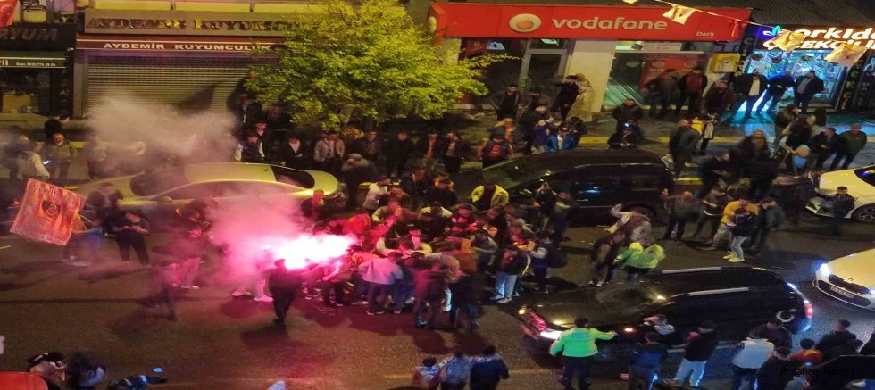 Ardahan da Galatasaray’lı taraftarlar, Kongre Caddesi’nde şampiyonluğu büyük bir coşkuyla kutladı.