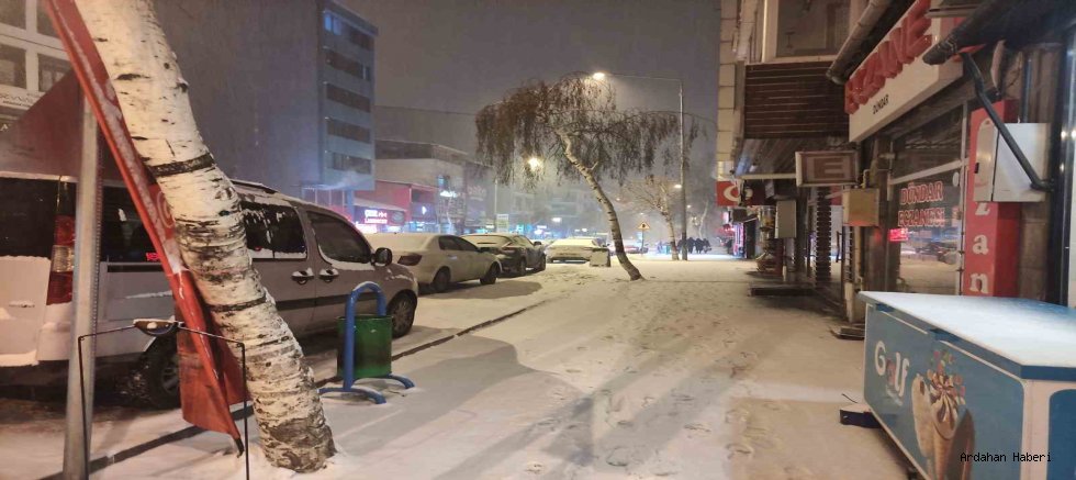 Ardahan’da Gece Saatlerinden İtibaren Kar Yağışı Etkili Oldu