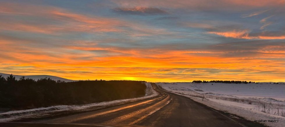 Ardahan’da gün doğumuyla kızıla bürünen gökyüzü görsel şölen sundu