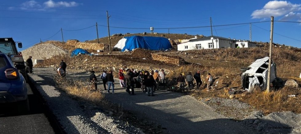 Ardahan’da hafif ticari araç şarampole devrildi: 2 yaralı