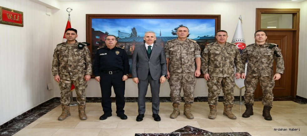 Ardahan’da Hayırlı Olsun Ziyareti: Emniyet Üst Düzeyinden Vali Çiçekli’ye Tebrik