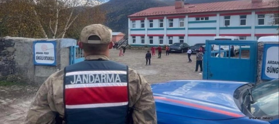 Ardahan da Jandarma Ekiplerinden Okul Çevrelerinde Sıkı Trafik Denetimi