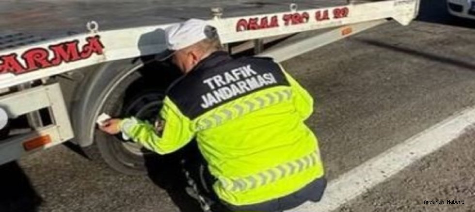 Ardahan’da Jandarma, Ticari Araçlarda Kış Lastiği Kontrolü Yaptı