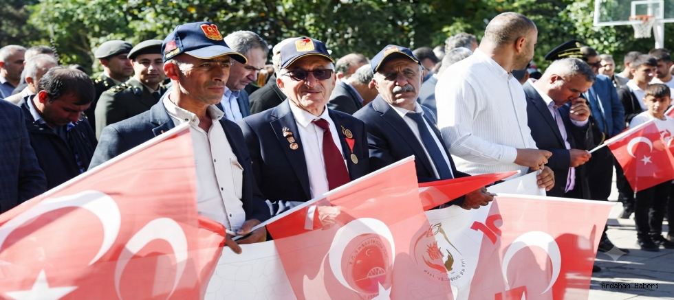 Ardahan'da Kahramanlarla Yürüyoruz Temalı Gaziler Günü Yürüyüşü