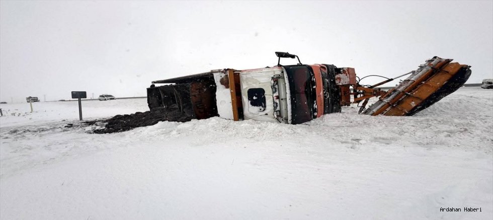 Ardahan’da Kar Küreme Aracı Devrildi