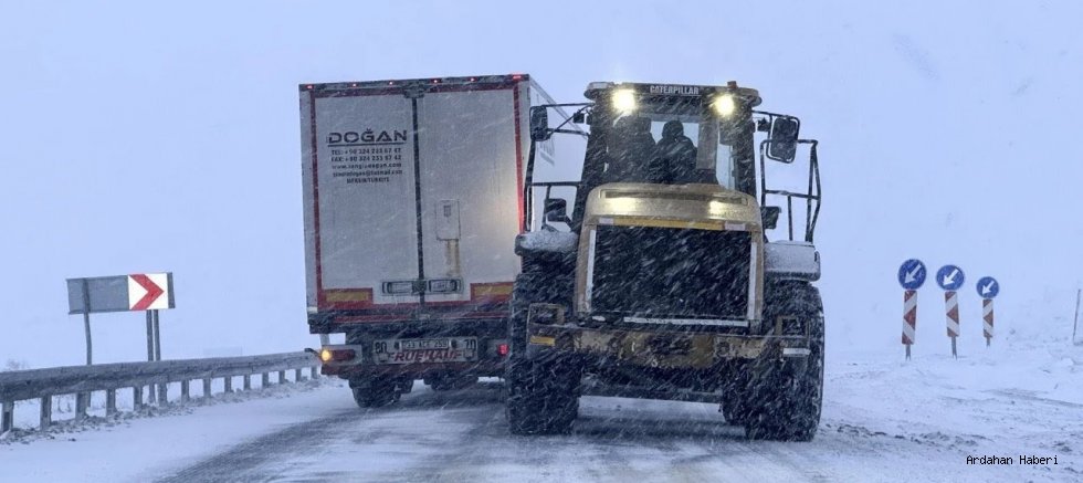 ​Ardahan’da Kar ve Tipi Geçit Vermiyor: İki Karayolu Tır Geçişine Kapatıldı