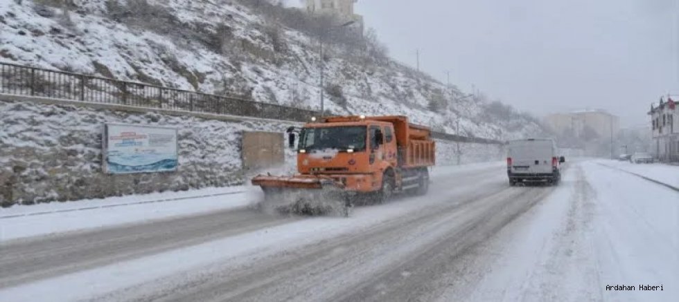 Ardahan'da kar ve tipi nedeniyle 53 köy yolunda ulaşım sağlanamıyor.