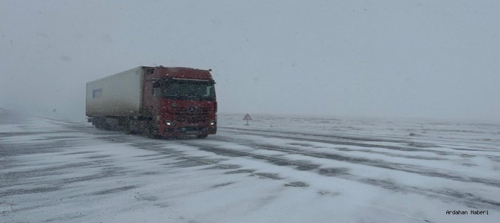 Ardahan’da Kar ve Tipi Ulaşımı Aksattı