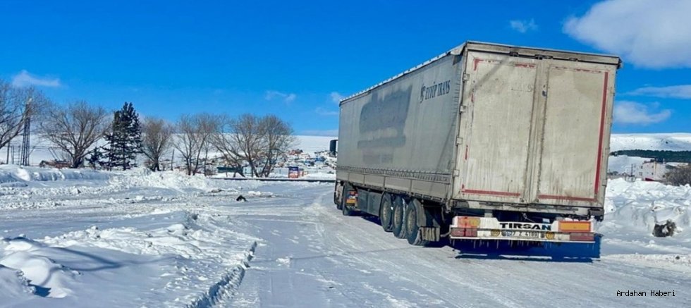 Ardahan’da Kar ve Tipi Ulaşımı Vurdu: Zincirsiz Tırlara Geçit Yok