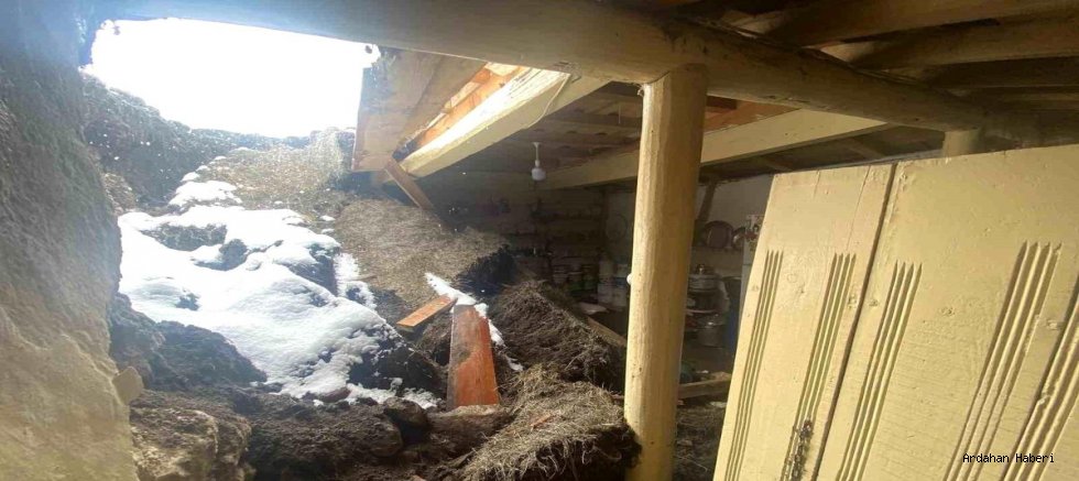 Ardahan'da kar ve yağmurun ağırlığına dayanamayan toprak damlı ev çöktü