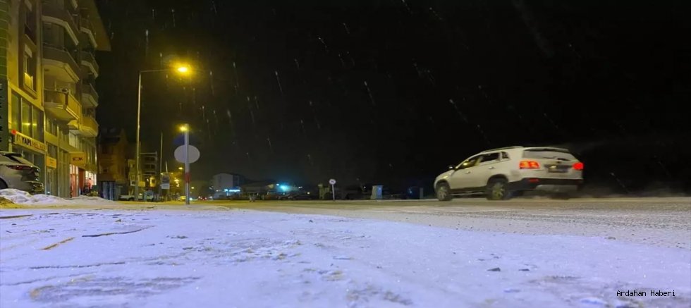 Ardahan’da Kar Yağışı Kent Merkezini Beyaza Bürüdü