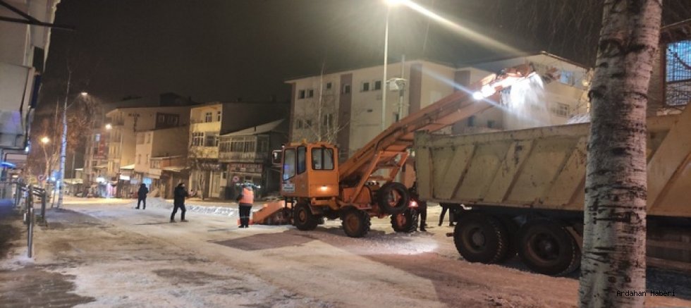 Ardahan’da Karla Mücadele 7/24 Sürüyor: 260 Kamyon Kar Şehir Dışına Taşındı