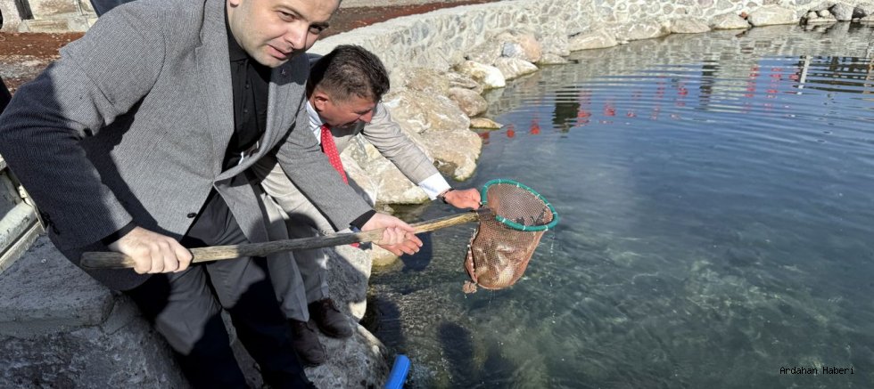Ardahan’da Köy Konağı Önündeki Havuza Balık Bırakma Etkinliği Düzenlendi
