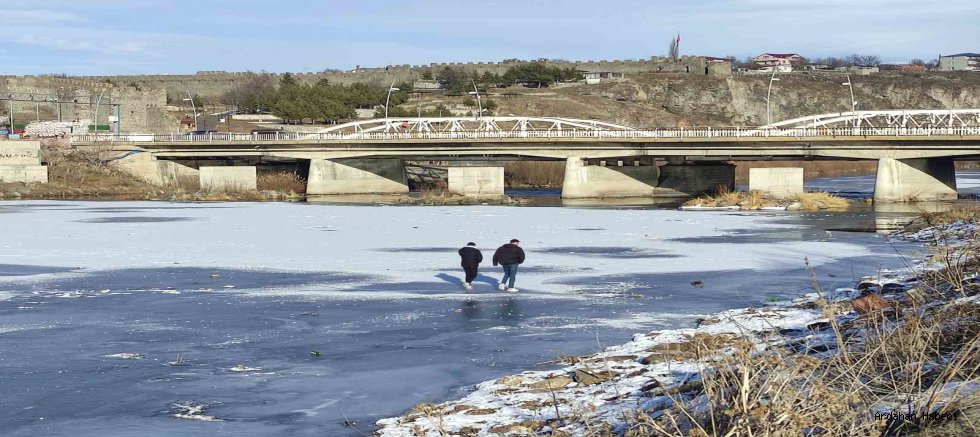 Ardahan’da Kura Nehri Buz Tuttu, Ortaya Kartpostallık Görüntüler Çıktı