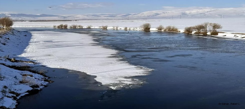 Ardahan’da Kura Nehri Buzları Çözülmeye Başladı