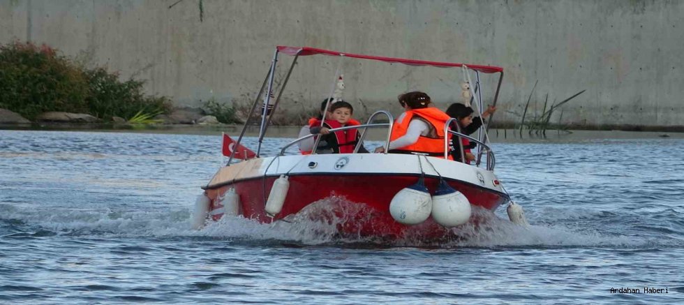 Ardahan da Kura Nehri’nde Tekne Turları Turistlerin Gözdesi Oldu