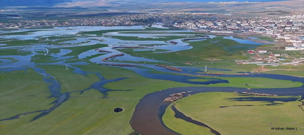 Ardahan’da Kura Nehri Taştı, Ova Buz Deniziyle Kaplandı