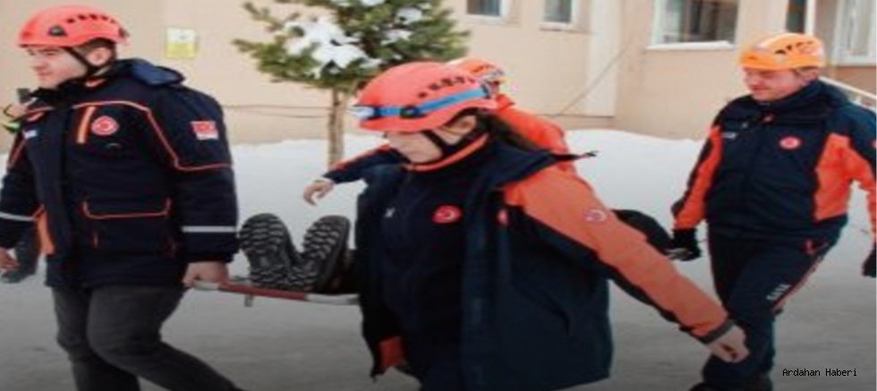 Ardahan’da Öğrencilere Deprem Bilinci: Okulda Tahliye Tatbikatı Yapıldı