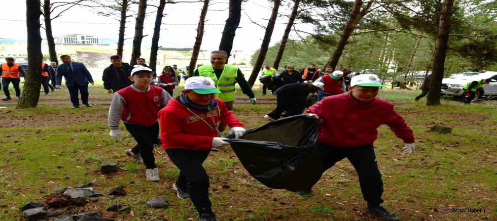 Ardahan’da ’Orman Benim’ kampanyası kapsamında öğrenciler orman temizliği yaptı