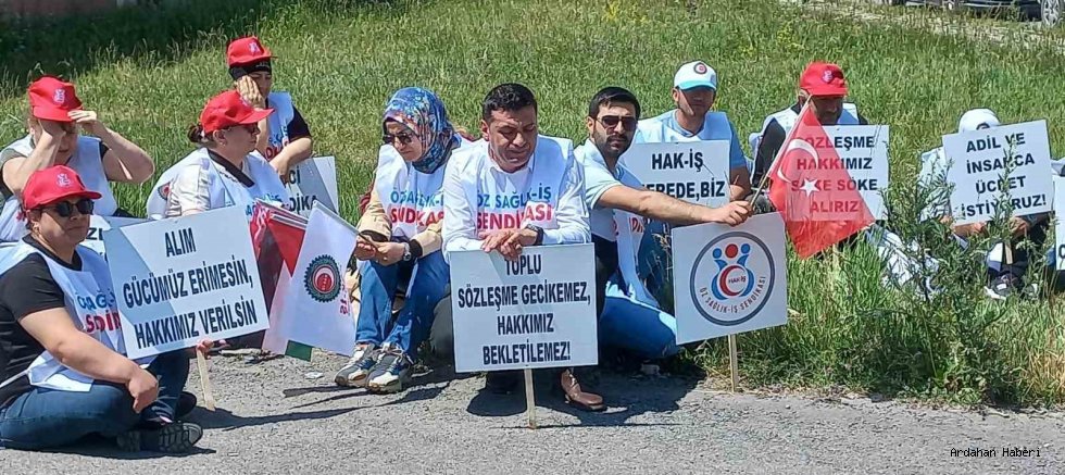 Ardahan’da Öz Sağlık İş Sendikası üyeleri işçiler basın açıklaması yaptı, ardından oturma eylemi gerçekleştirdi
