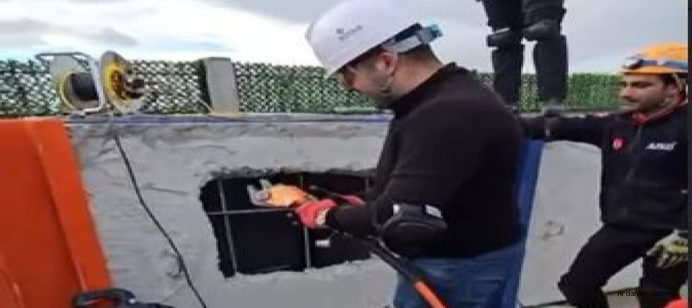 Ardahan’da polisler afetlere hazırlık için enkazda eğitimden geçti