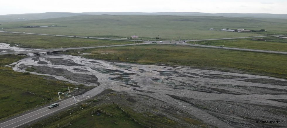 Ardahan'da Sağanak Yağış Ulaşımı ve Yaşamı Olumsuz Etkiledi
