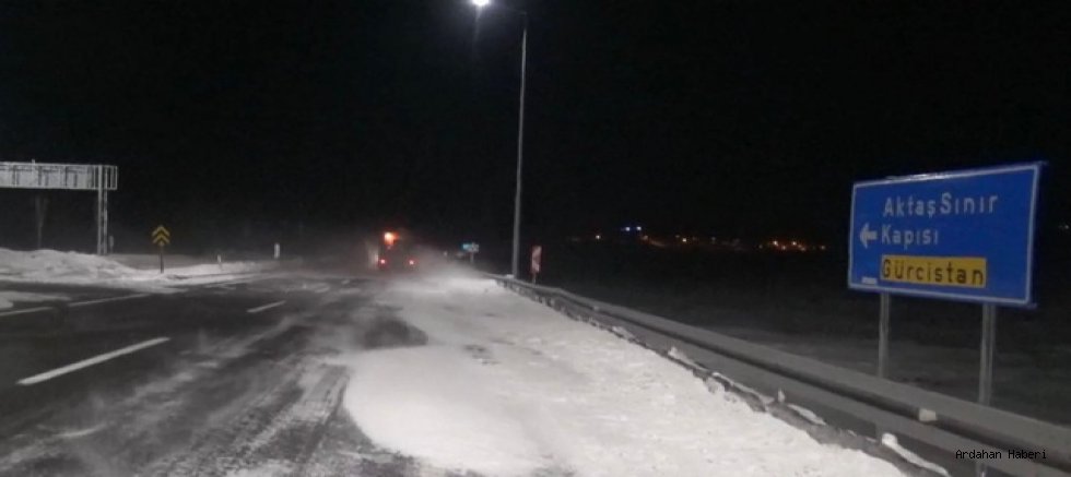 Ardahan’da tipi ulaşımı aksattı: Çıldır-Aktaş yolu kontrollü açıldı