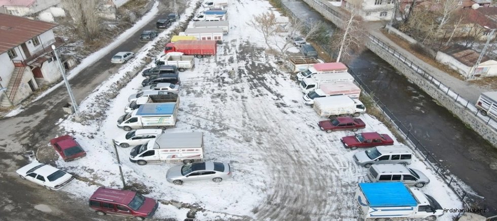 Ardahan’da Trafiğe Nefes Aldıran Yeni Adım: Açık Otopark Hizmete Açıldı