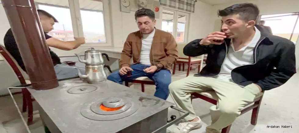 Ardahan da Yaylada hayvancılıkla uğraşan köylüler, akşamları soba yakmak zorunda kalıyor.